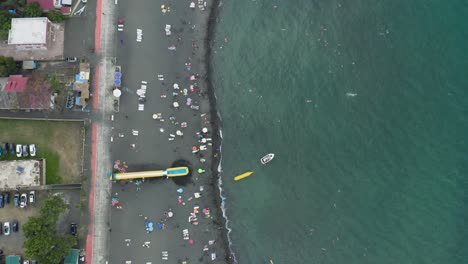 Touristen,-Die-Sich-An-Der-Schwarzen-Sandküste-Von-Ureki-Beach-In-Georgia-Entspannen