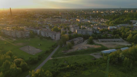 Vista-Aérea-Cinematográfica-De-La-Ciudad-De-Daugavpils-En-Letonia-Bajo-El-Cielo-Del-Atardecer.