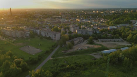 vista aérea cinematográfica de la ciudad de daugavpils en letonia bajo el cielo al atardecer