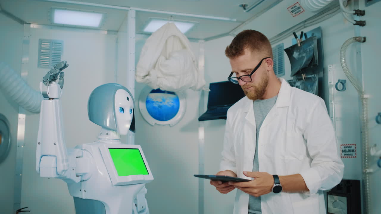 científico interactúa con un robot en un laboratorio espacial simulado