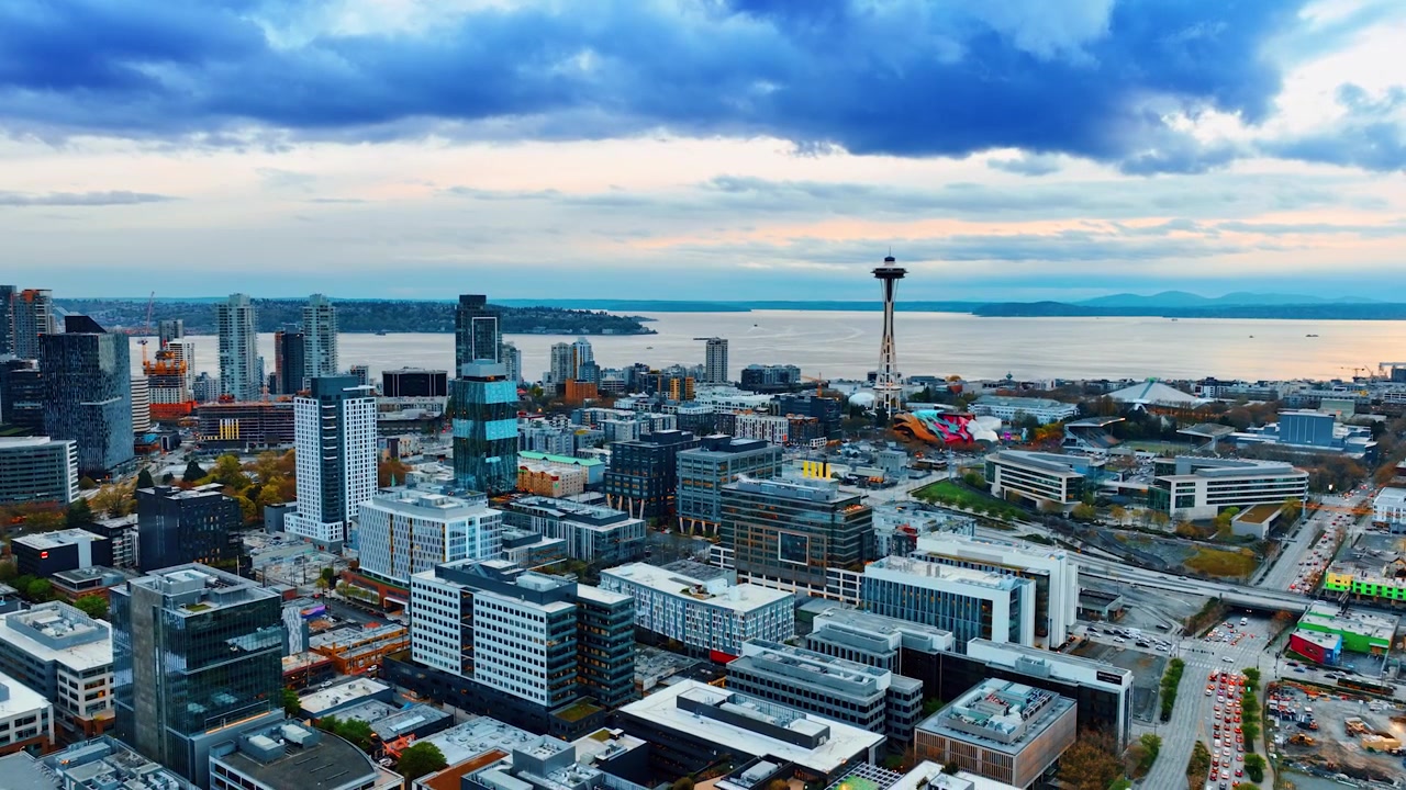 Discesa sul paesaggio urbano della metropoli al crepuscolo. Vista aerea di Seattle, Washington, USA, con il Lago Washington sullo sfondo.