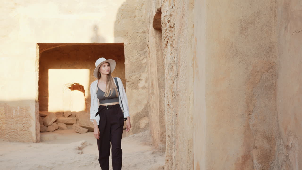 una mujer explorando antiguas ruinas.