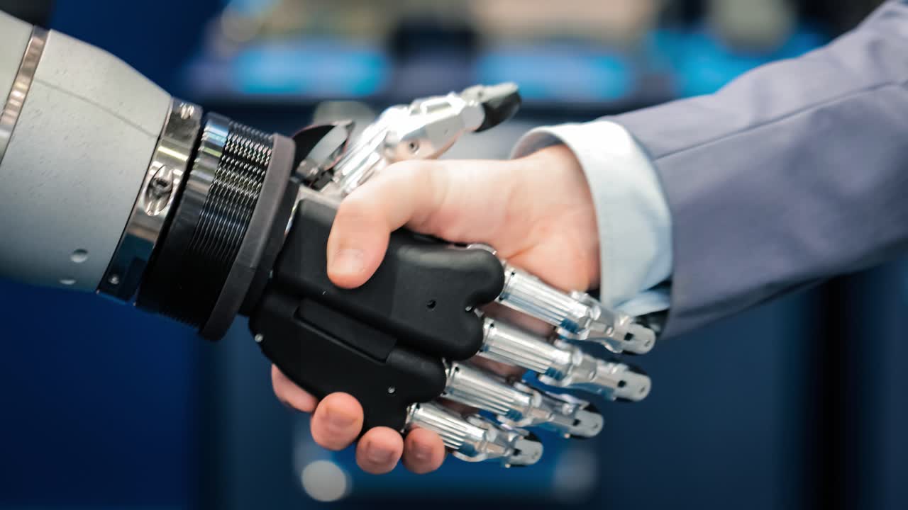la mano de un hombre de negocios estrechando la mano de un robot androide.