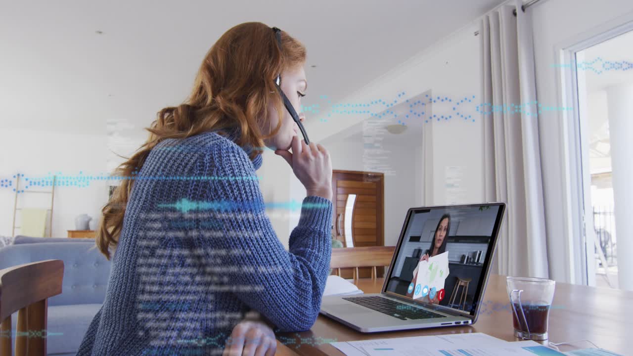 Animation af databehandling over en kaukasisk kvinde, der arbejder hjemmefra og har et videoopkald