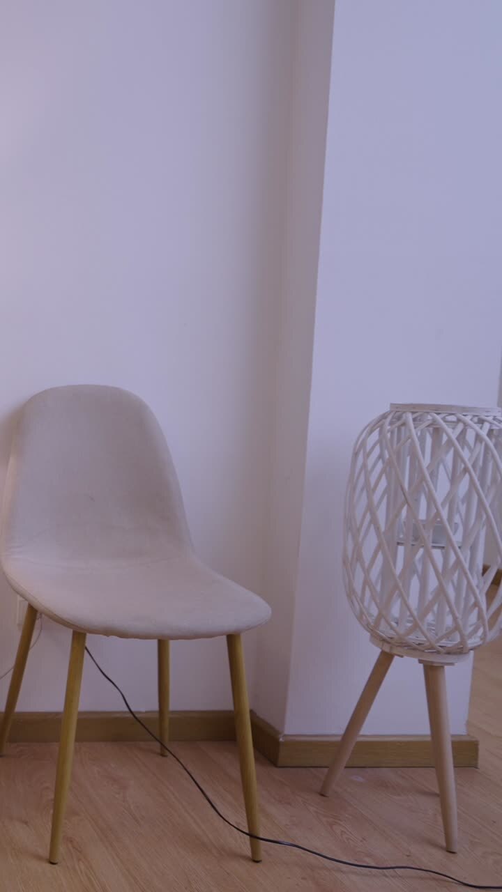 Interno con sedia e lampada