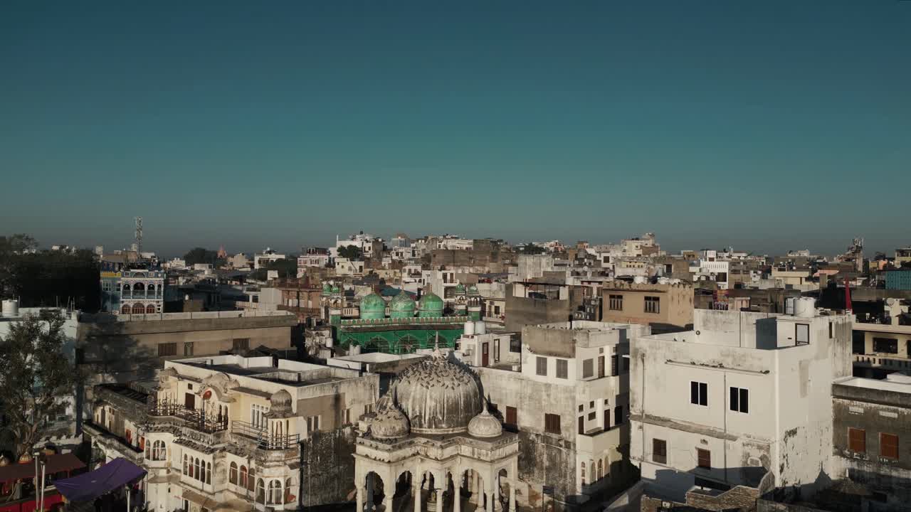 Una carrellata cinematografica in avanti di Pandit Phoolchand a Pushkar, Rajasthan.