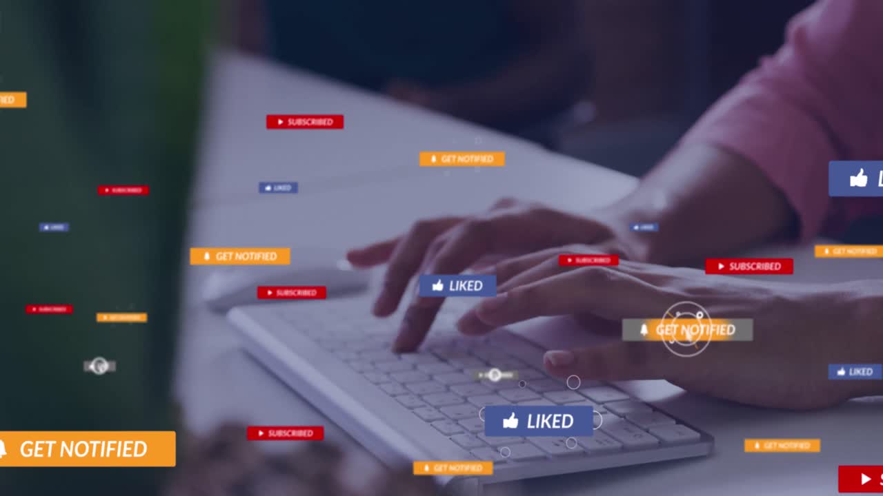 animación de procesamiento de datos sobre mujer biracial usando computadora.