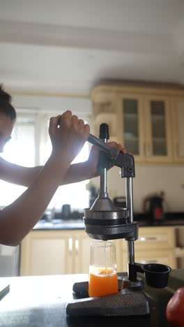 mujer haciendo jugo de naranja