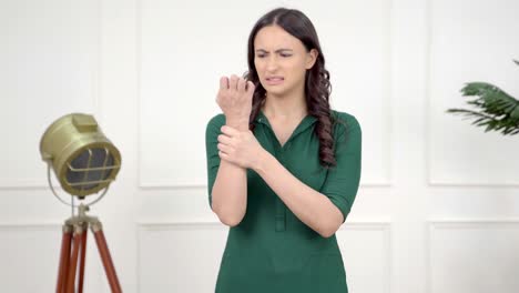 mujer india con dolor en la muñeca