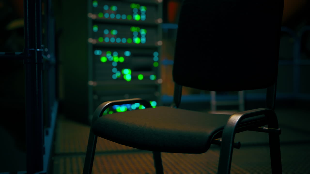 silla vacía en una sala de servidores oscura