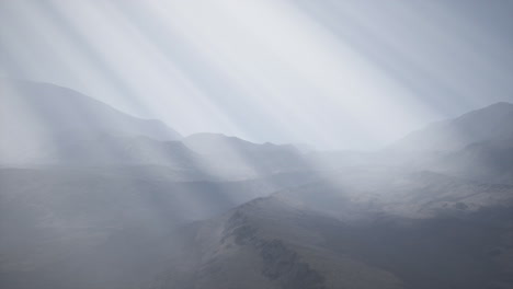 sun rays against the backdrop of the mountains