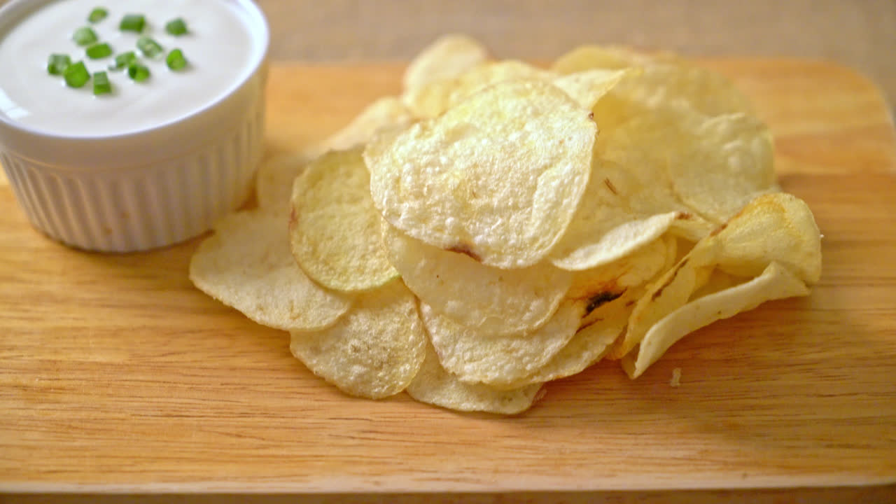 potato chips with sour cream dipping sauce