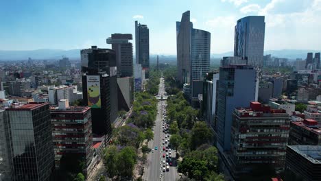 Drohnenaufnahme-In-Umgekehrter-Richtung-Des-Paseo-De-La-Reforma-Mit-Chapultepec-Vor-Ort