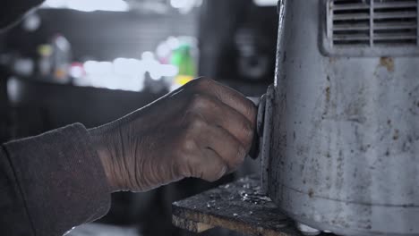 La-Mano-Gira-La-Perilla-De-Un-Horno-Tradicional