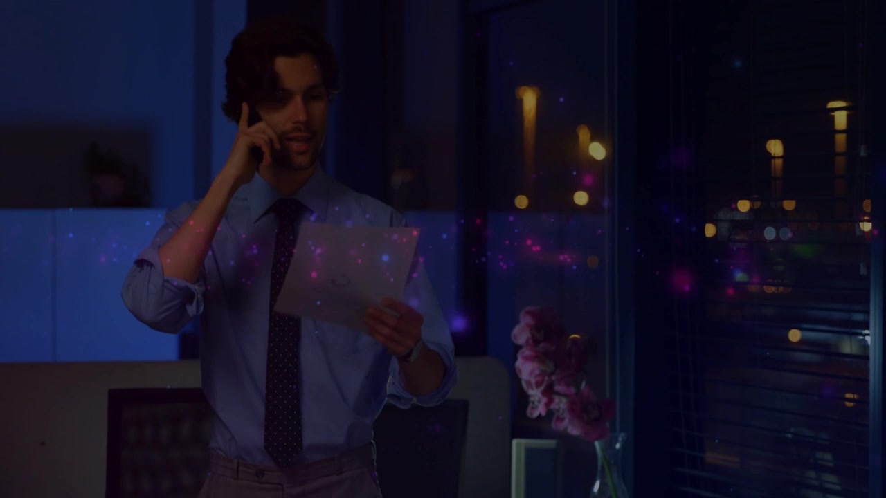 Uomo che riceve una chiamata tenendo il telefono, leggendo un documento alla finestra, con riflessi bokeh rosa che chiariscono il piano aziendale