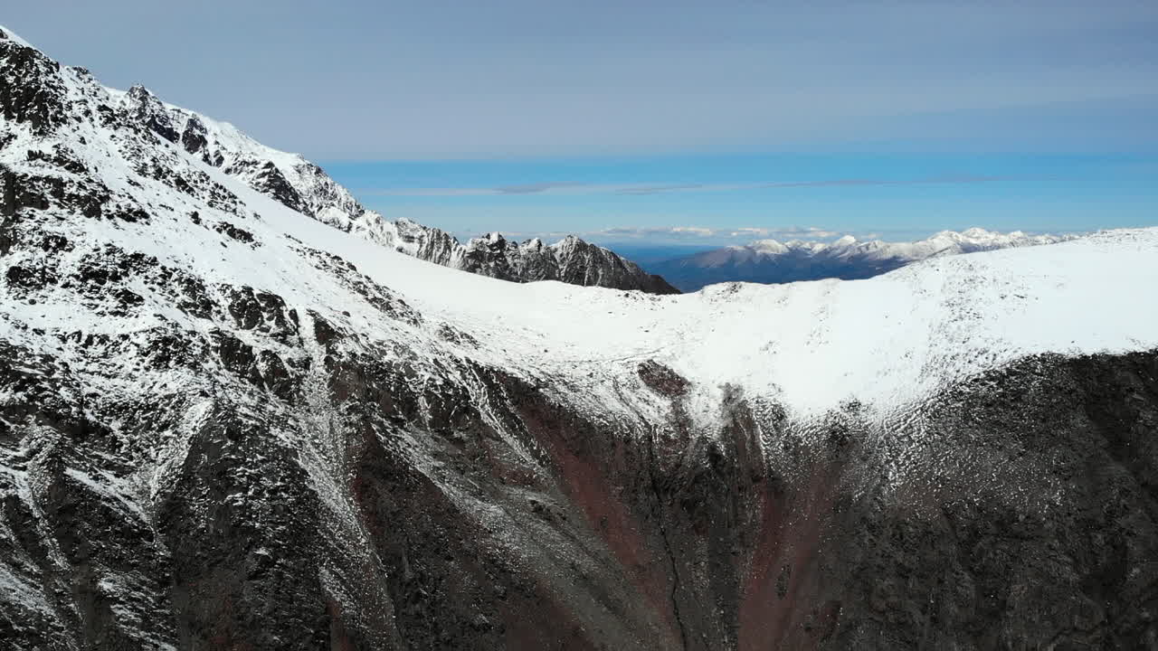 눈 인 산꼭대기 풍경