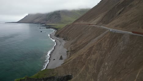 Carretera-Costera-Cruzando-El-Borde-De-La-Montaña-Junto-Al-Océano.