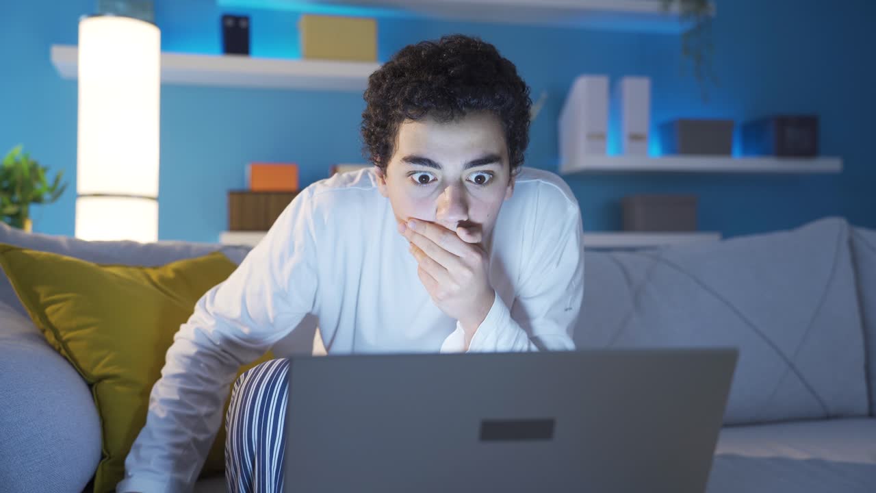 el niño está mirando la computadora portátil con asombro y fascinación.