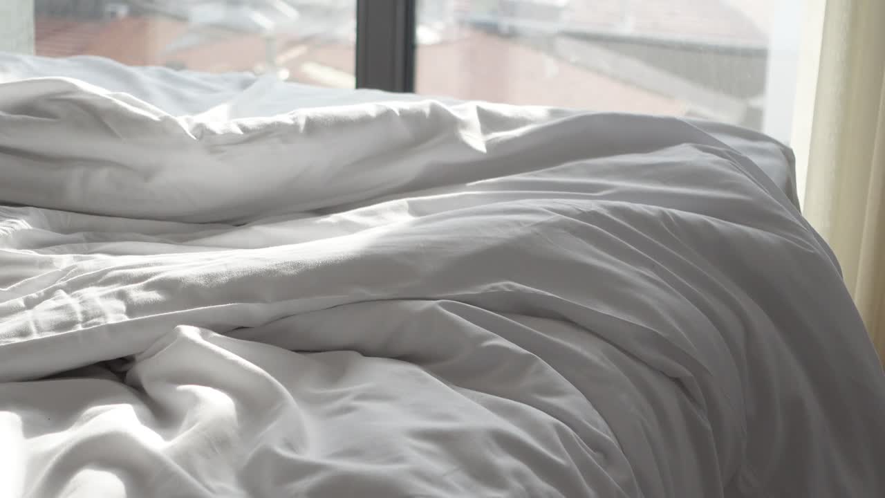 창문 을 통해 빛 이 아지는 비공개 침대