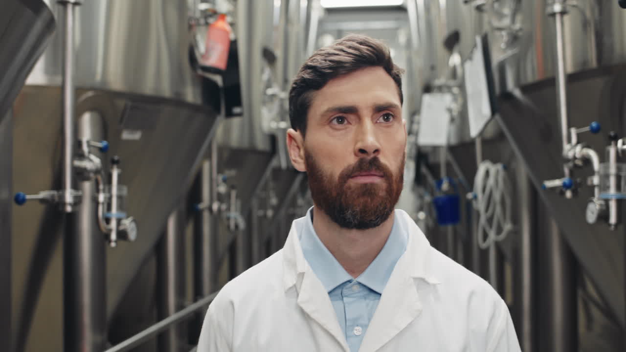 Uomo nel birrificio
