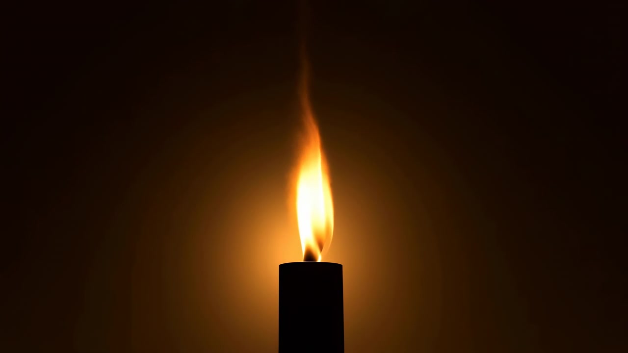 Gros plan à hauteur des yeux montrant une seule bougie droite brûlant régulièrement au-dessus d'un sommet cylindrique sombre, avec une lueur ambrée chaude, un halo doux, un panache vertical, un contraste profond, une composition minimale et calme