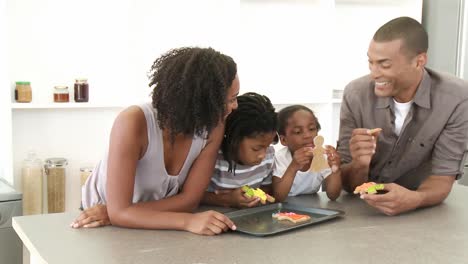 familia afroamericana comiendo dulces en la cocina