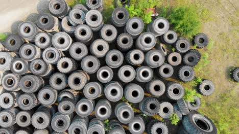 video de drones de 4k de una pila de neumáticos de excavadoras gigantes descartadas en el desierto cerca de fairbanks, ak durante el día de verano-6