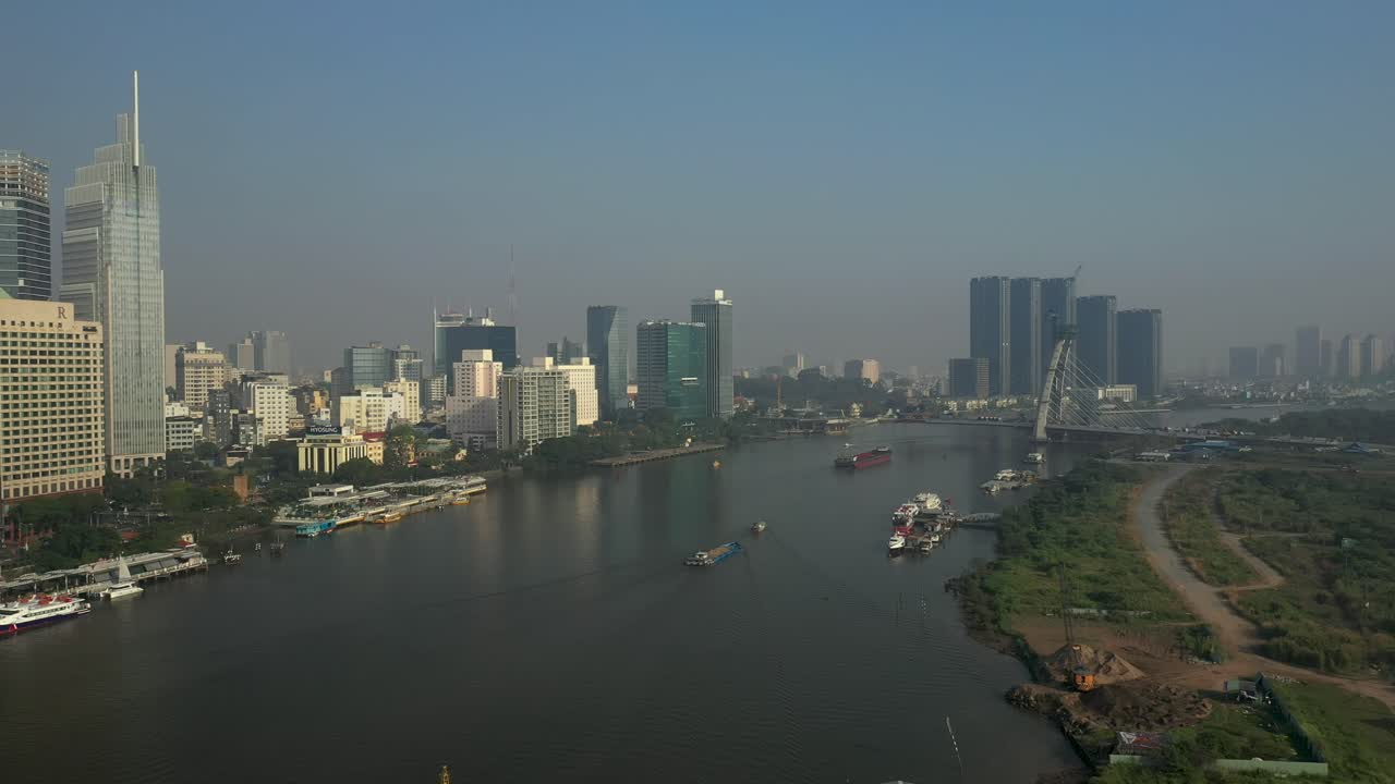 vista de drones del río saigón, la ciudad de ho chi minh y el nuevo puente thu thiem en construcción en un día soleado
