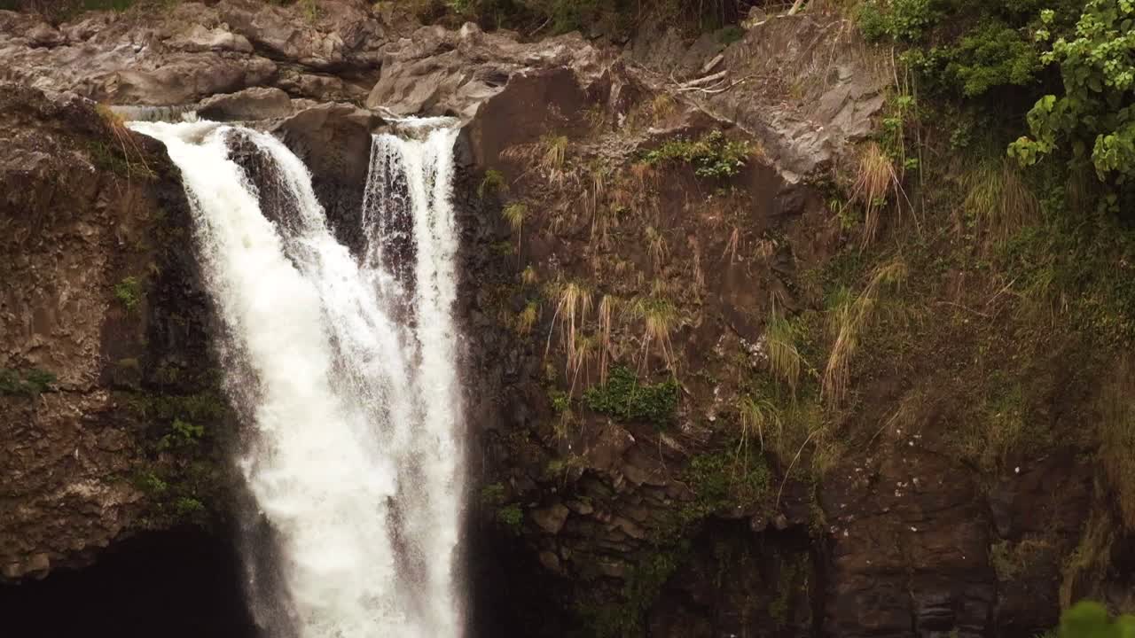 captura de cascada tropical en cámara lenta
