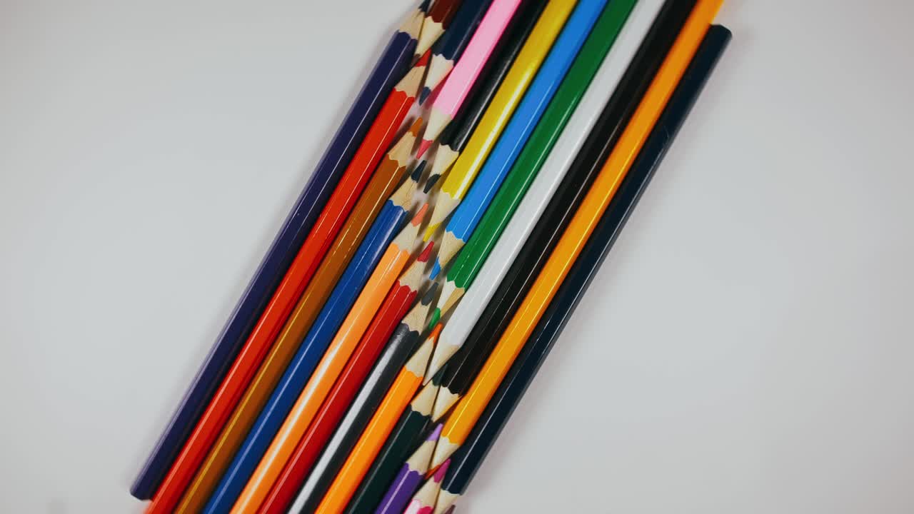 el bolígrafo se sintió en el tocadiscos. el marcador girar girar. girar, crear patrón, hacer el diseño de la forma del círculo. vista superior, colocación plana