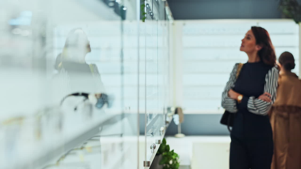 가게에서 안경을 보는 여자