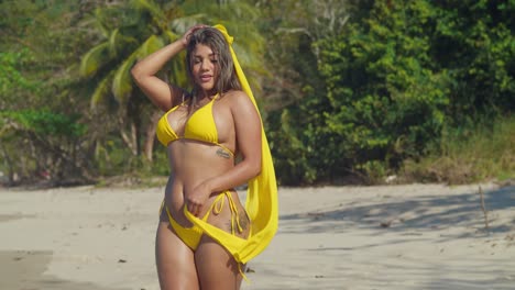 Increíble-Chica-En-Bikini-Amarillo-Caminando-Por-La-Playa-En-Un-Día-Soleado