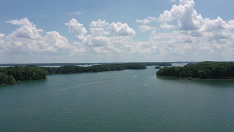 Vista-Aérea-De-Paseos-En-Bote-En-El-Lago-Lanier-En-Cumming,-Georgia