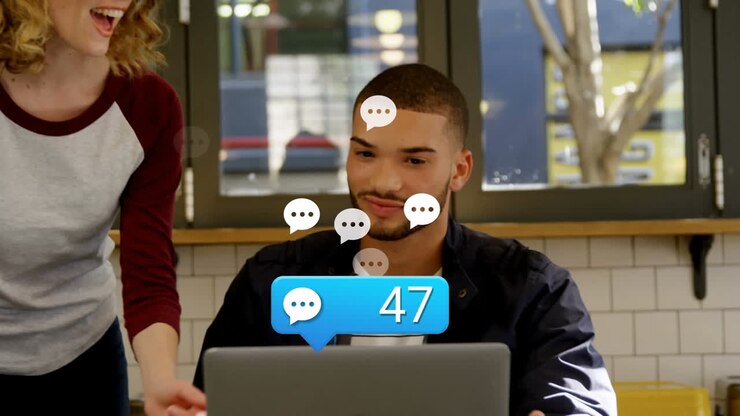 Animazione di numeri che cambiano e icone di messaggio su diversi colleghi che discutono report su un laptop.