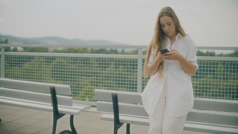 Retrato-De-Mujer-De-Navegación-Por-Teléfono-Inteligente