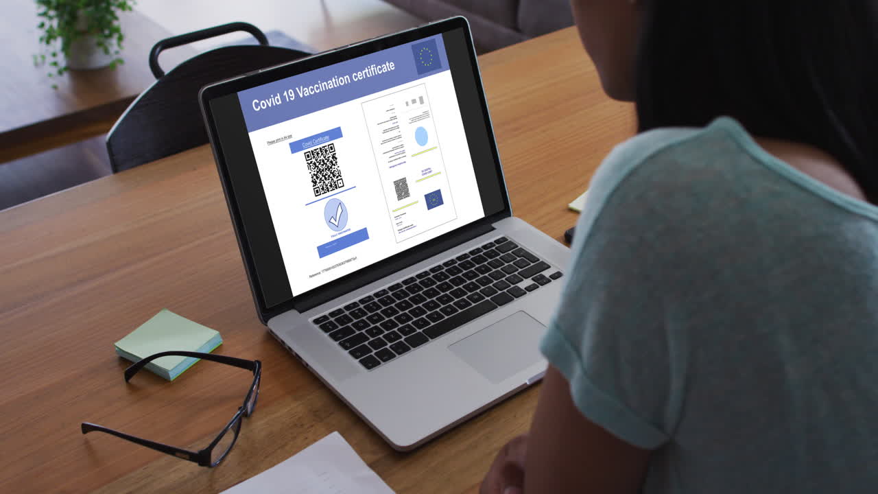 mujer trabajando en el escritorio, certificado de vacunación contra la covid con código qr y bandera de la ue en la pantalla del portátil