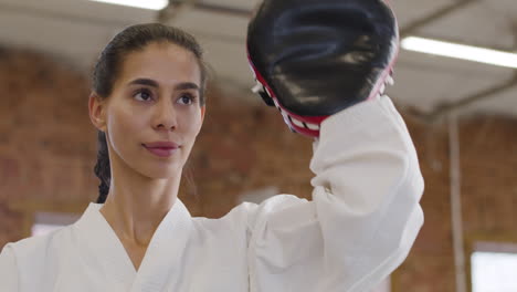 Mujer-Joven-Haciendo-Artes-Marciales