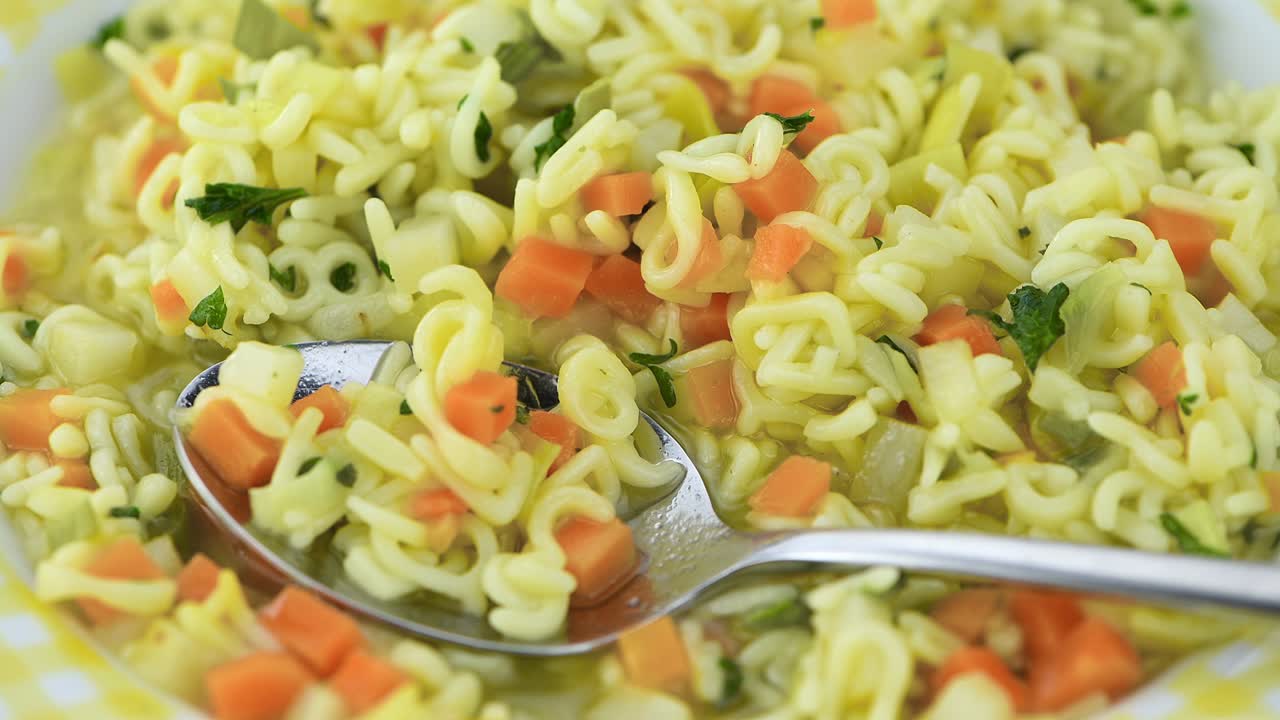 회전하는 접시에 채소와 함께 알파 수프 (침없이 루프 할 수 있습니다)