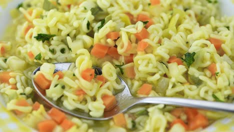 sopa de alfabeto con verduras en un plato giratorio (con bucle sin costuras)