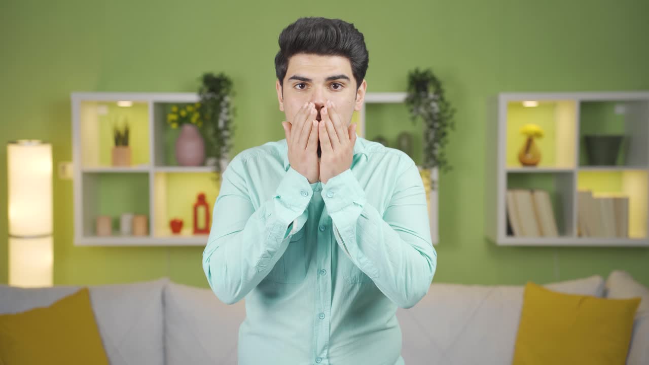 카메라를 놀랍게 바라보는 젊은이가 놀랐습니다.