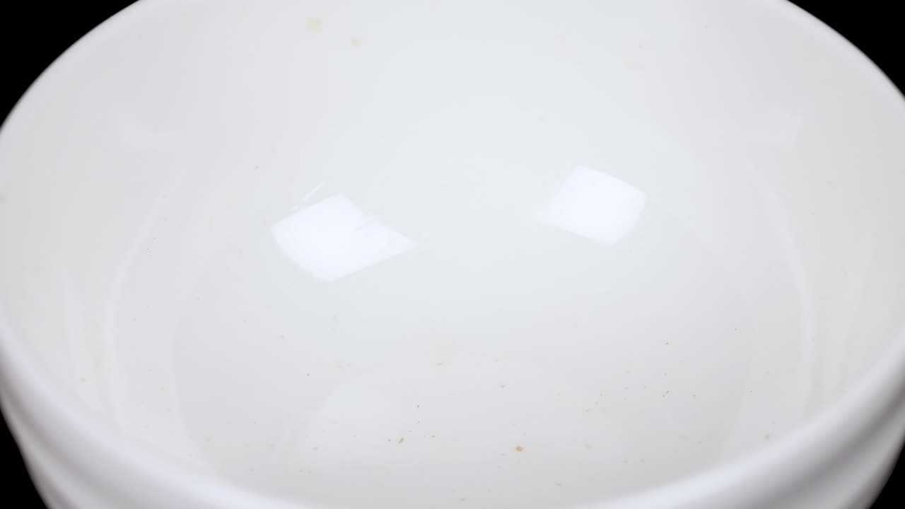 땅콩은 서서히  그을 채니다.