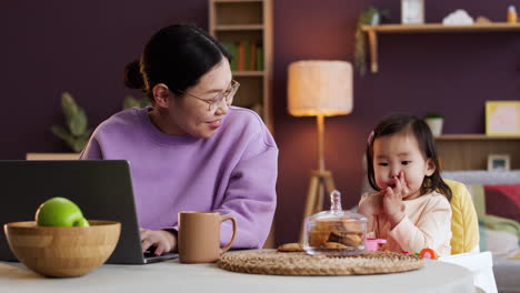 Asiatische-Mutter-Mit-Ihrem-Baby-Im-Wohnzimmer