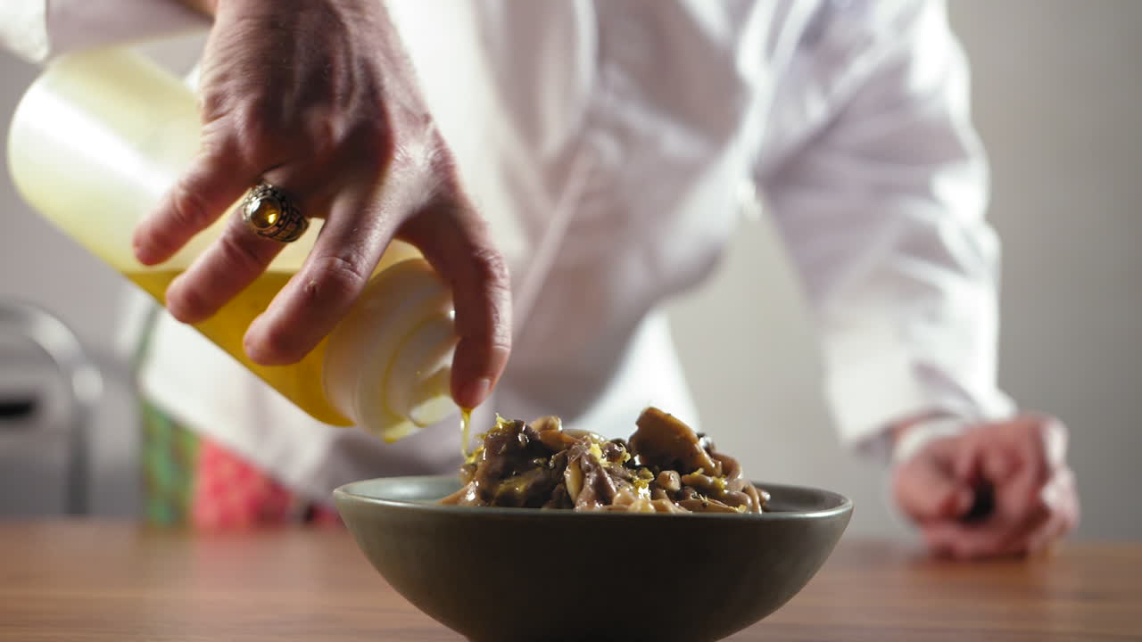 주방장이 버섯 요리로 지중해 후무스를 준비합니다.