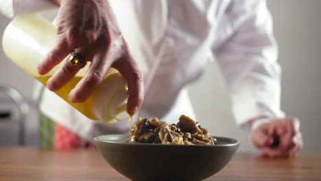 chef prepara hummus mediterráneo con plato de champiñones