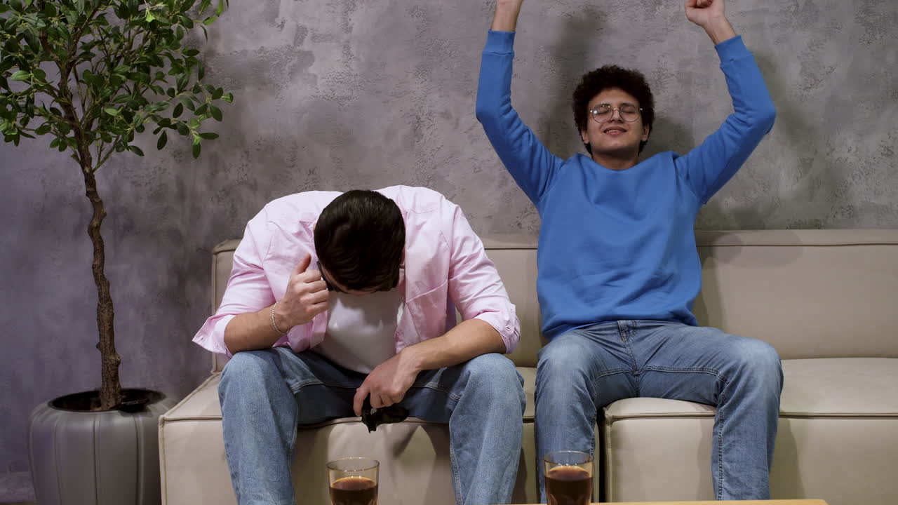 친구 들 이 비디오 게임 을 하고 있다