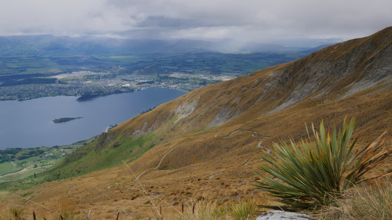 вид назад на ванаку с пика роя - 4k