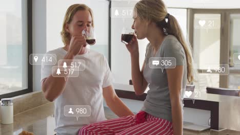 Animation-Von-Social-Media-Symbolen-Auf-Bannern-über-Einem-Verliebten-Kaukasischen-Paar,-Das-Am-Meer-Kaffee-Trinkt