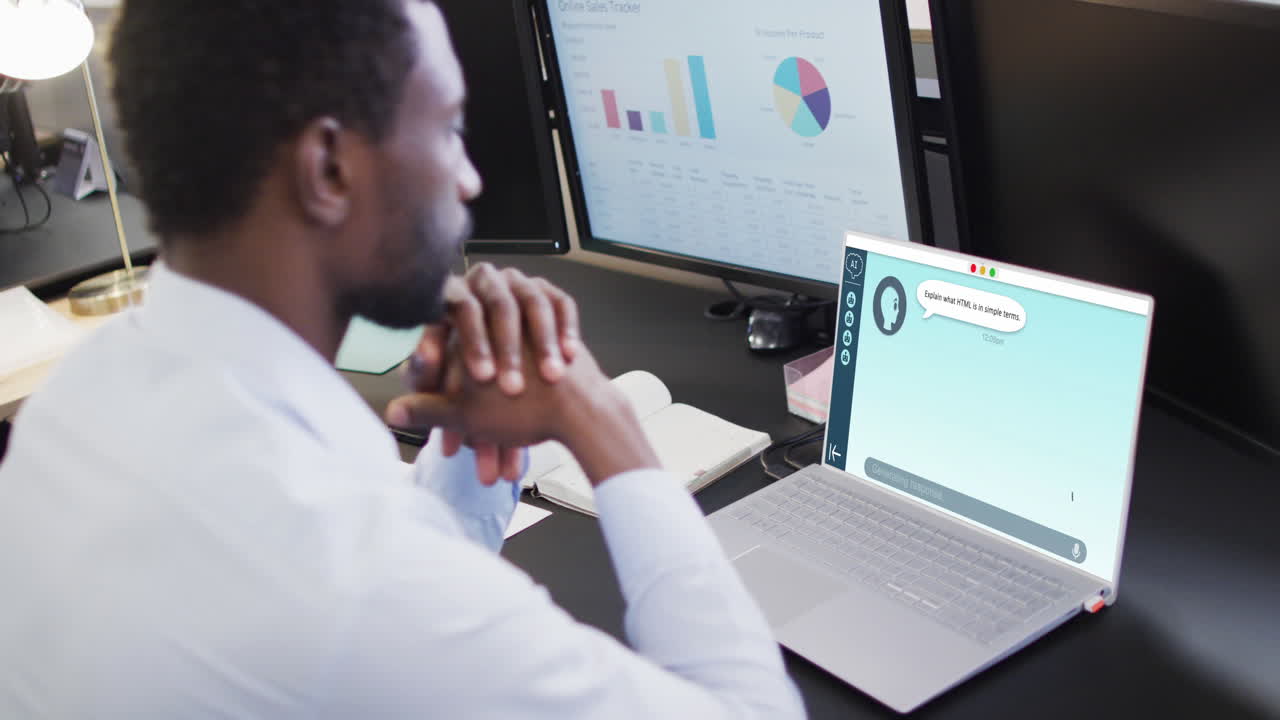 composición de un hombre de negocios afroamericano usando una computadora portátil con un chat en la pantalla