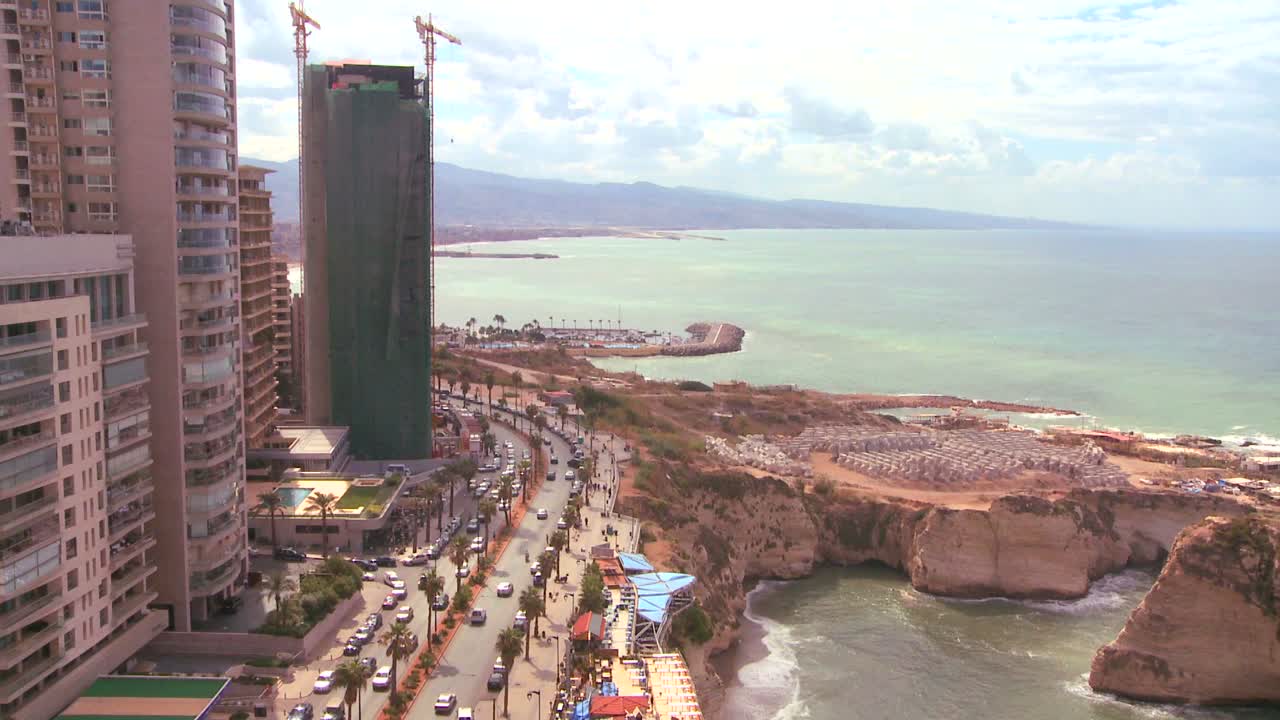 amplio ángulo de la zona de la cornisa en la costa de beirut, líbano con tráfico