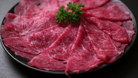 Frisches-Rindfleisch,-Roh-Geschnitten-Mit-Marmorierter-Textur,-Serviert-Für-Sukiyaki-Und-Shabu-Oder-Yakiniku